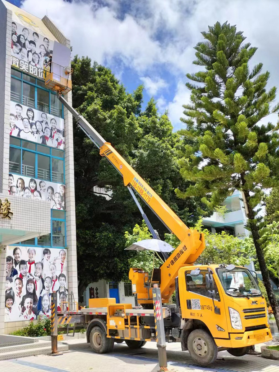 学校外墙高空广告宣传安装作业