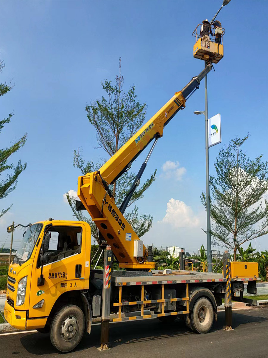 高空车安装路灯监控