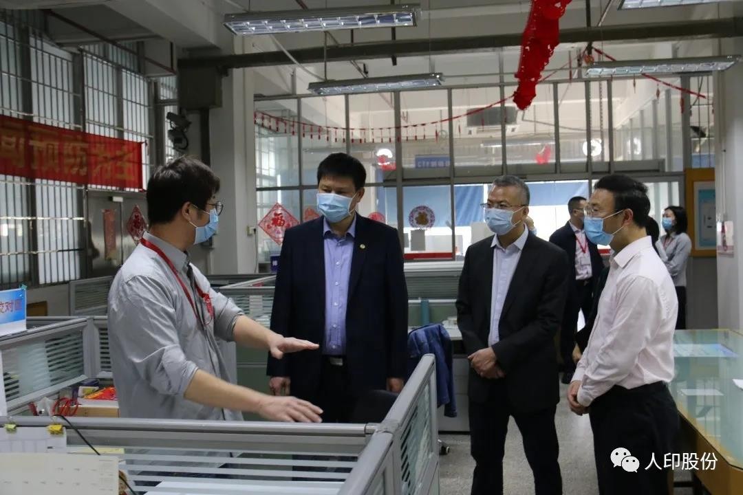 與一線員工親切交談