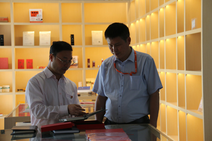 贺总向曾总介绍人印股份文创产品党建笔记本副本.jpg