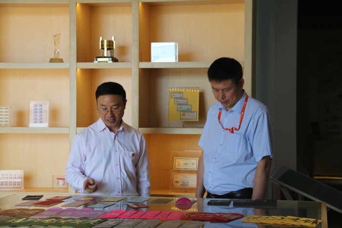 贺总向曾总介绍人印股份文创产品副本.jpg