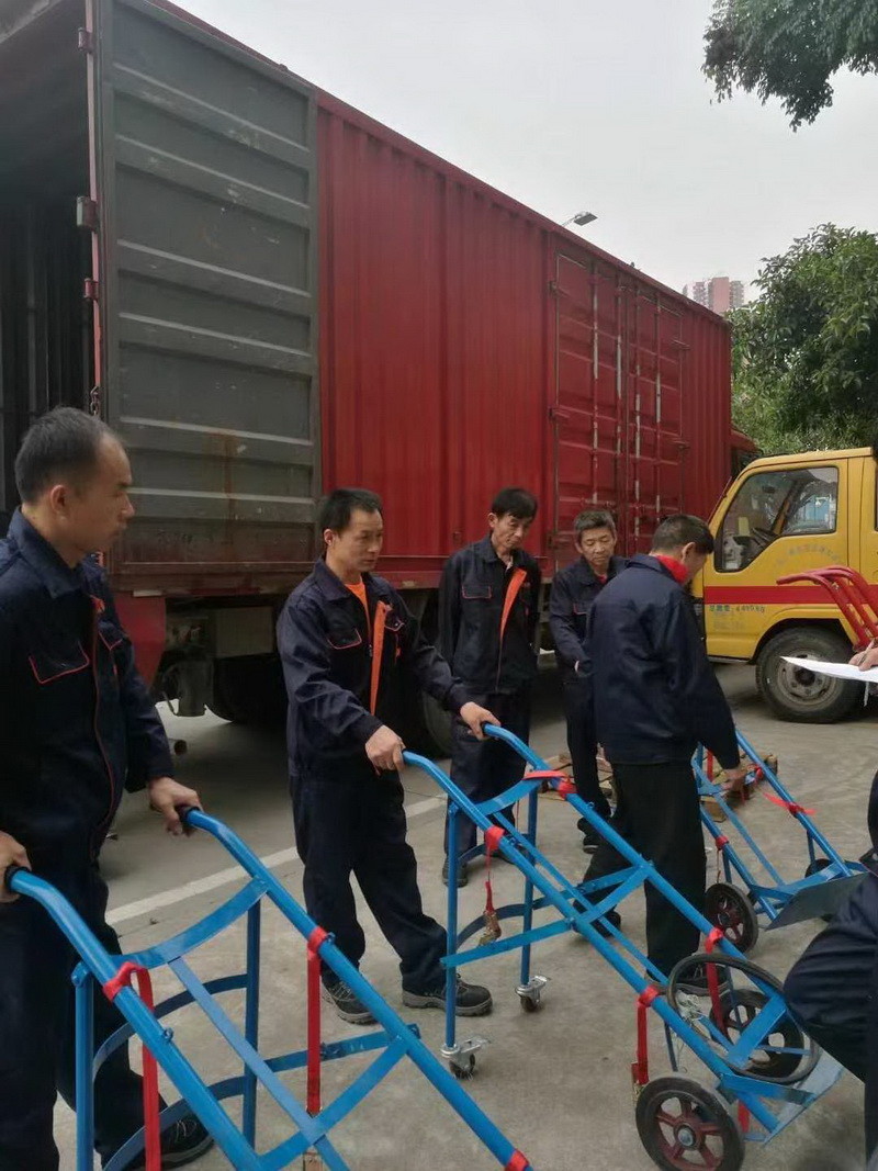 搬地铁进场