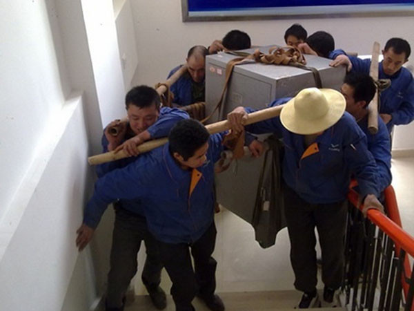 搬保险柜上楼