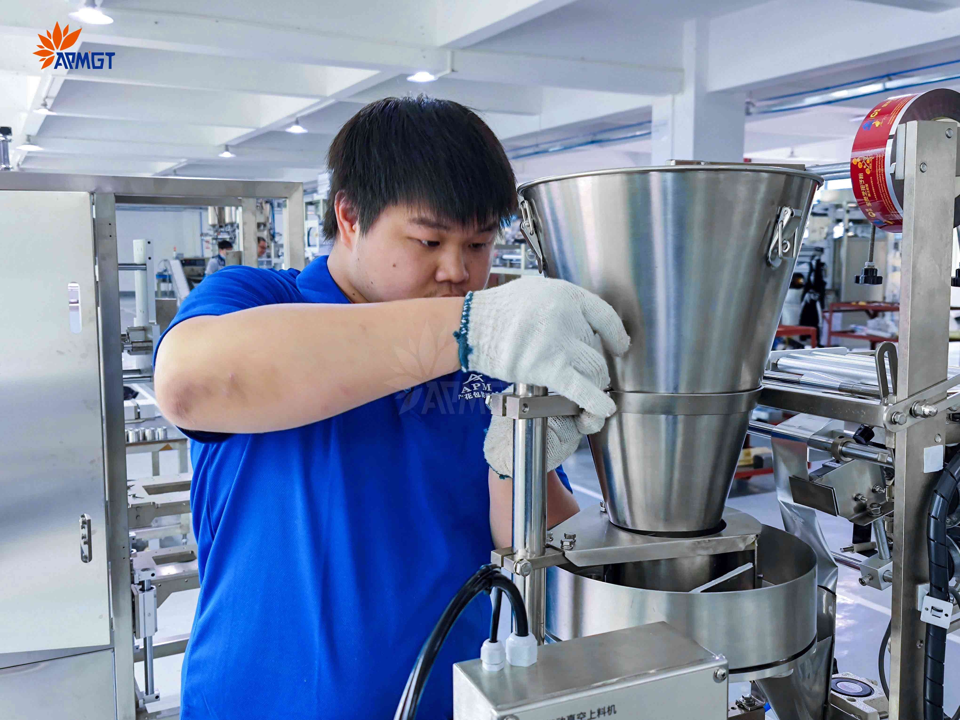 全自动化包装机器调试，技术人员精心安装