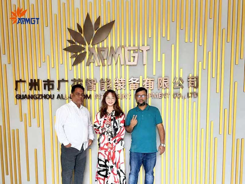 广花智能装备公司与合作伙伴合影留念