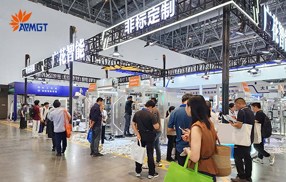 繁忙的广花智能展会现场