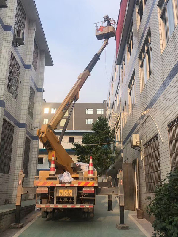 高空車樓頂作業(yè)