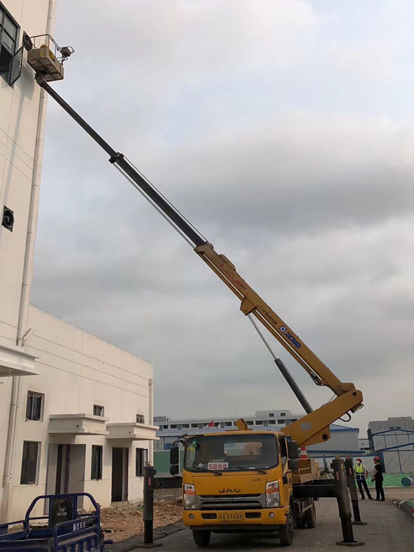 高空車工廠作業(yè)