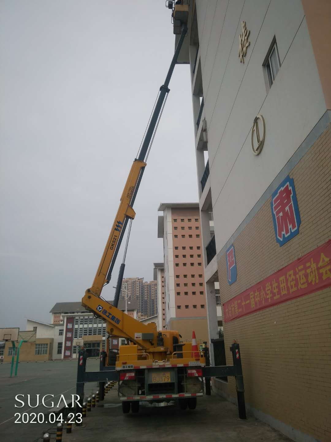 高空車學校外墻作業(yè)
